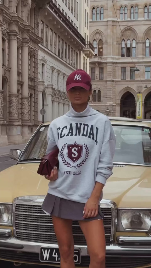 Oversize-Sweatshirt mit Stehkragen und Wappenaufdruck