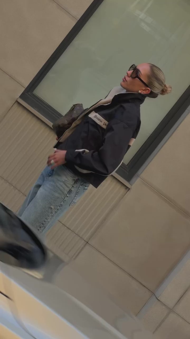Krótka kurtka bawełniana z kontrastowym kołnierzem i lampasami — film, jesienna stylizacja, ten sam fason w kolorze czarnym