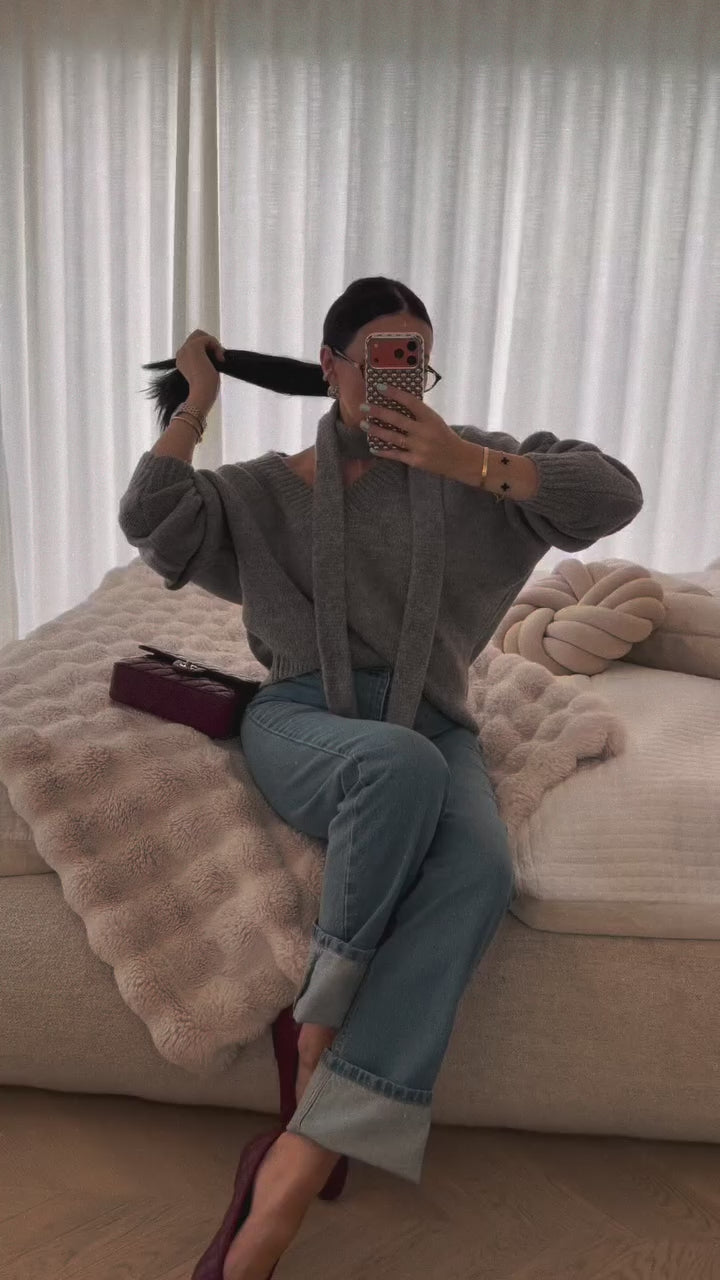 Szary — krótki sweter z dekoltem V i szalikiem, film