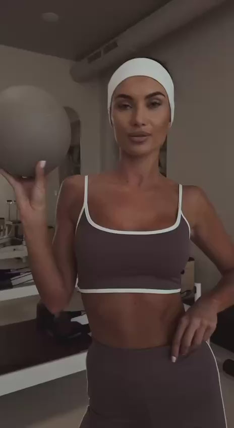 Brązowy — komplet sportowy do pilatesu i na siłownię: top i legginsy z lamówką, film