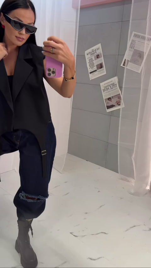 Ärmellose Weste mit Revers und Riemen mit Schnallen