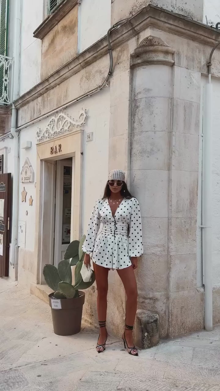 Film: kombinezon krótki w grochy, przód i tył na modelce