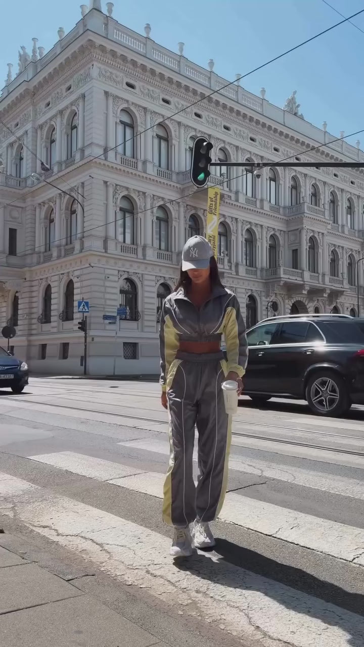 Szaro-żółty — dres ortalionowy: krótka kurtka i spodnie, film