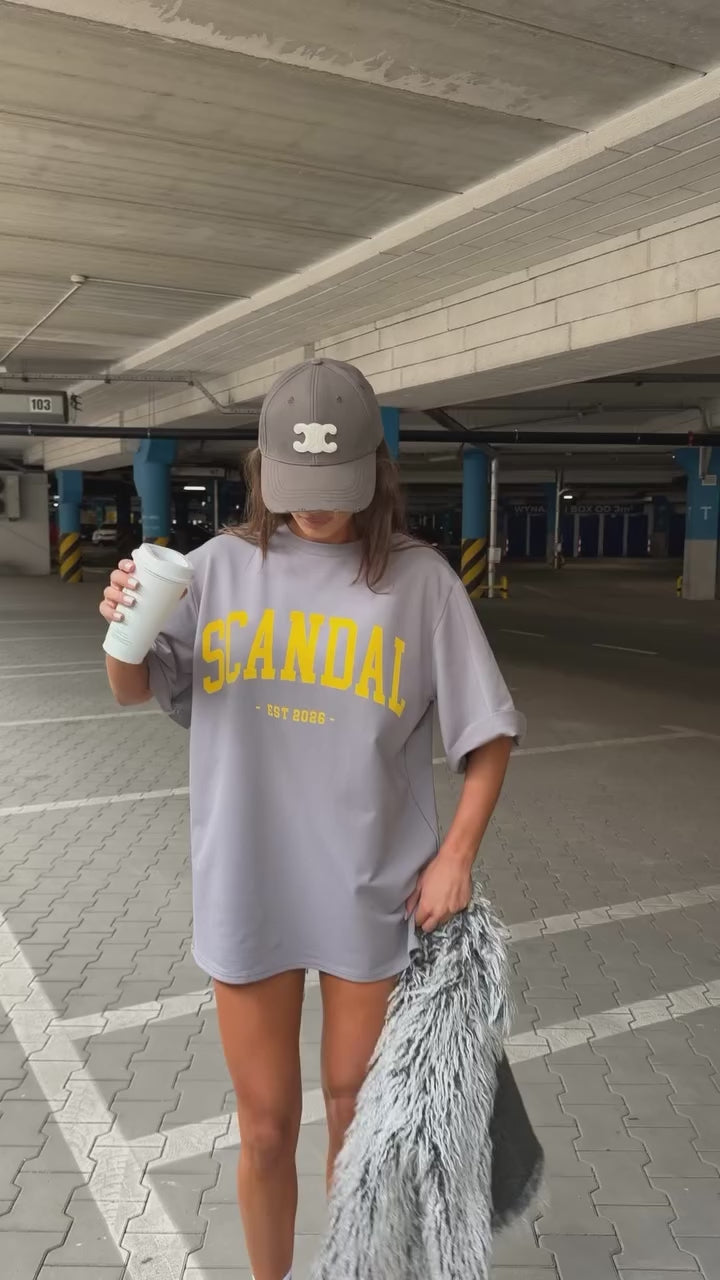 T-shirt oversize z nadrukiem Scandal, film (fason w różnych kolorach)