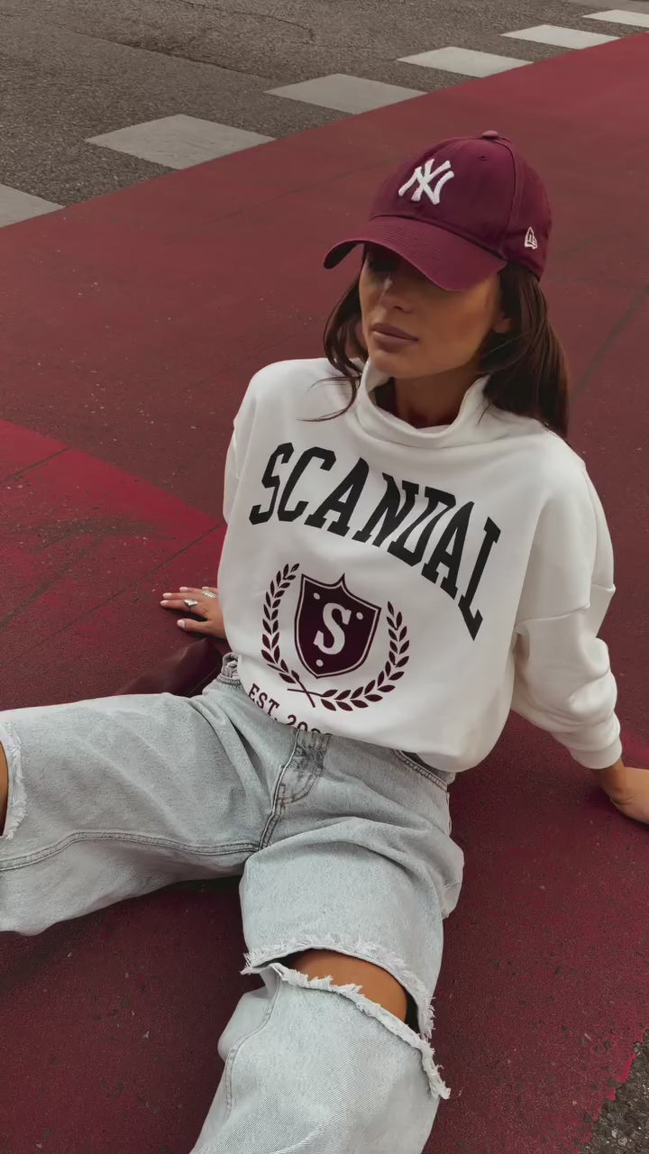 Biały — bluza oversize ze stójką i herbowym nadrukiem, film