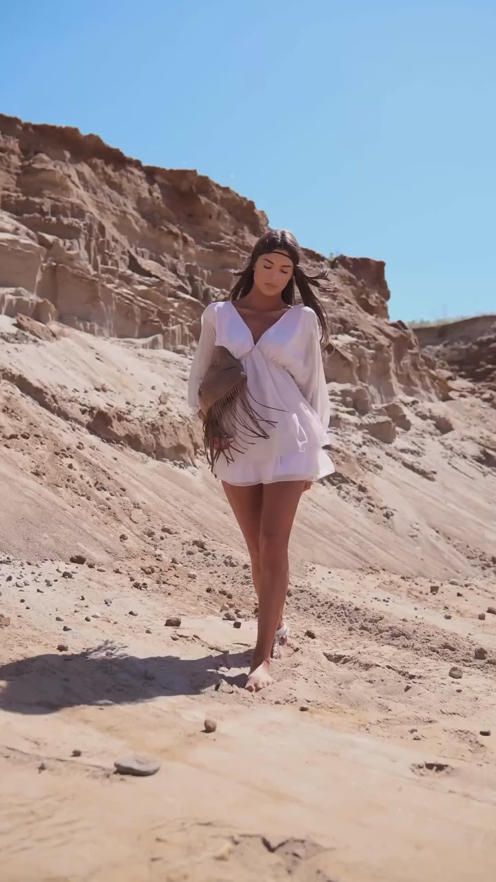 Film: sukienka krótka plażowa, pokaz fasonu na modelce