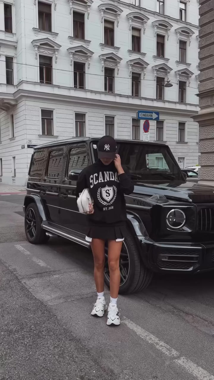 Czarny — bluza oversize ze stójką i herbowym nadrukiem, film