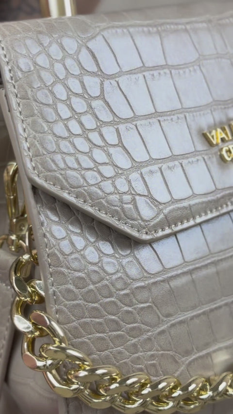 Ledertasche mit Klappe und Kettenriemen