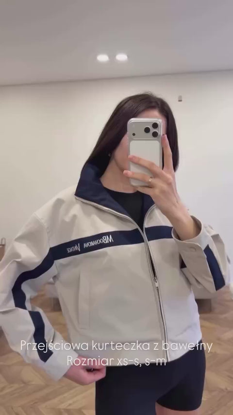 Kurze Baumwolljacke mit kontrastierendem Kragen und Streifen