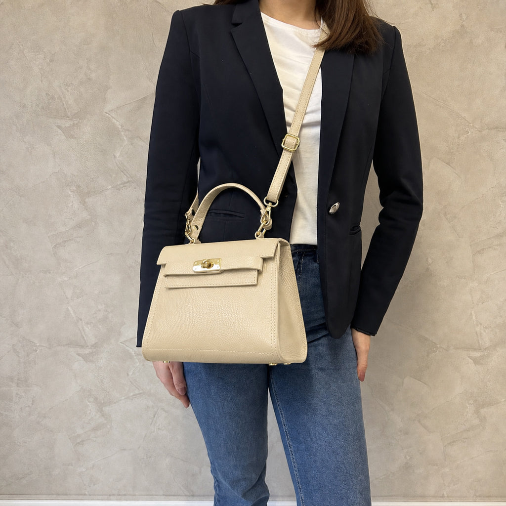 Beżowy torebka kuferek, na modelce crossbody