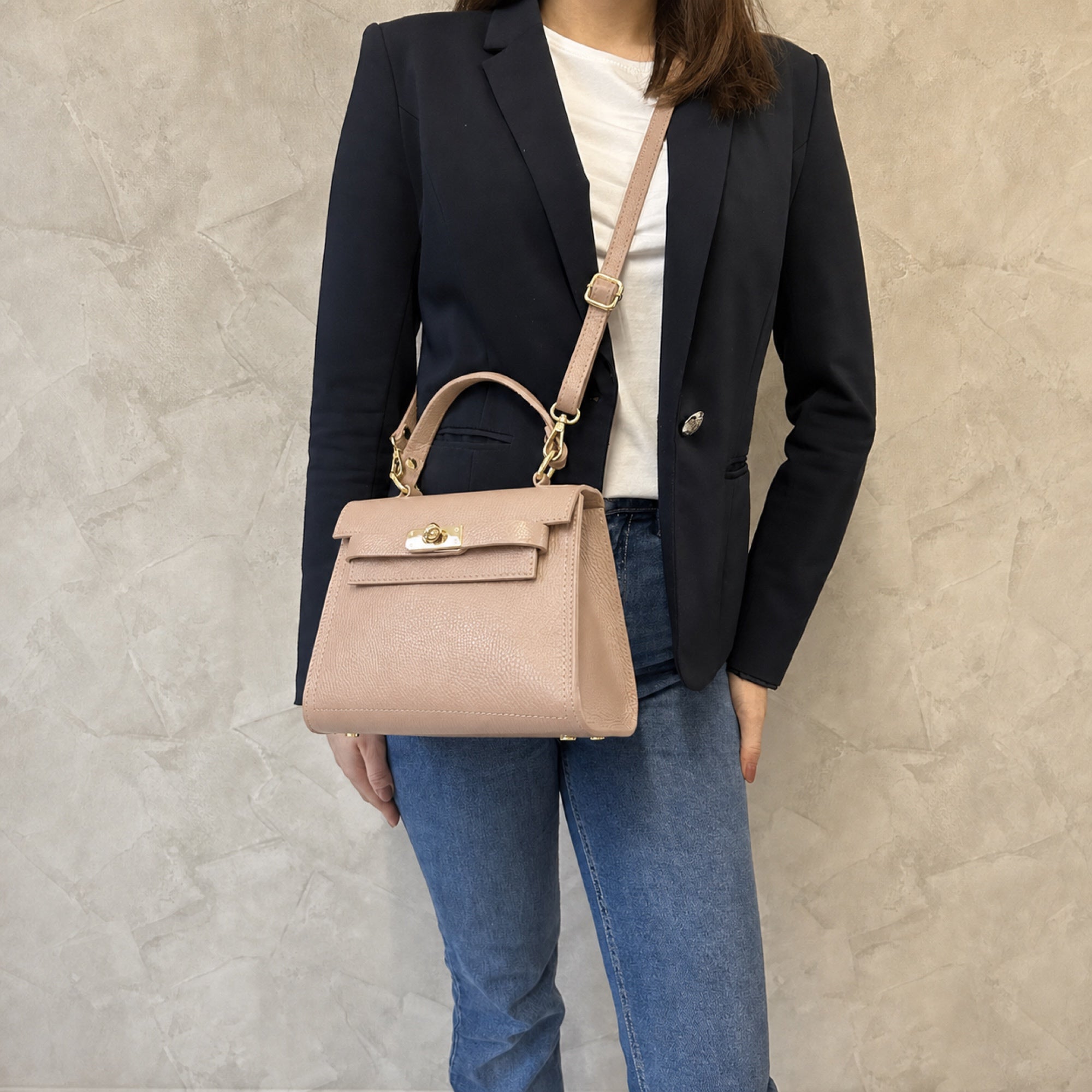 Brudny róż torebka kuferek, na modelce crossbody