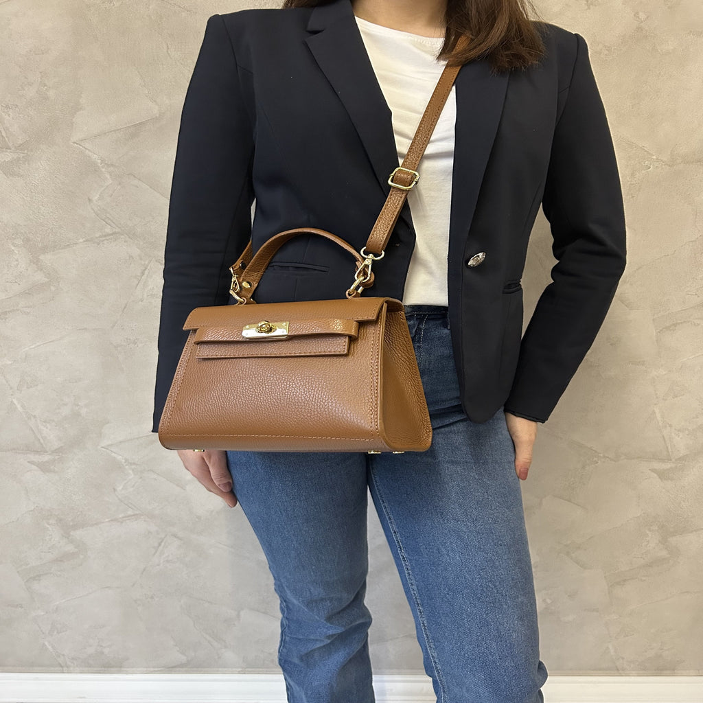 Karmelowy torebka kuferek, na modelce crossbody