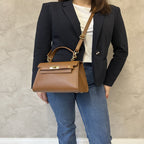 Karmelowy torebka kuferek, na modelce crossbody