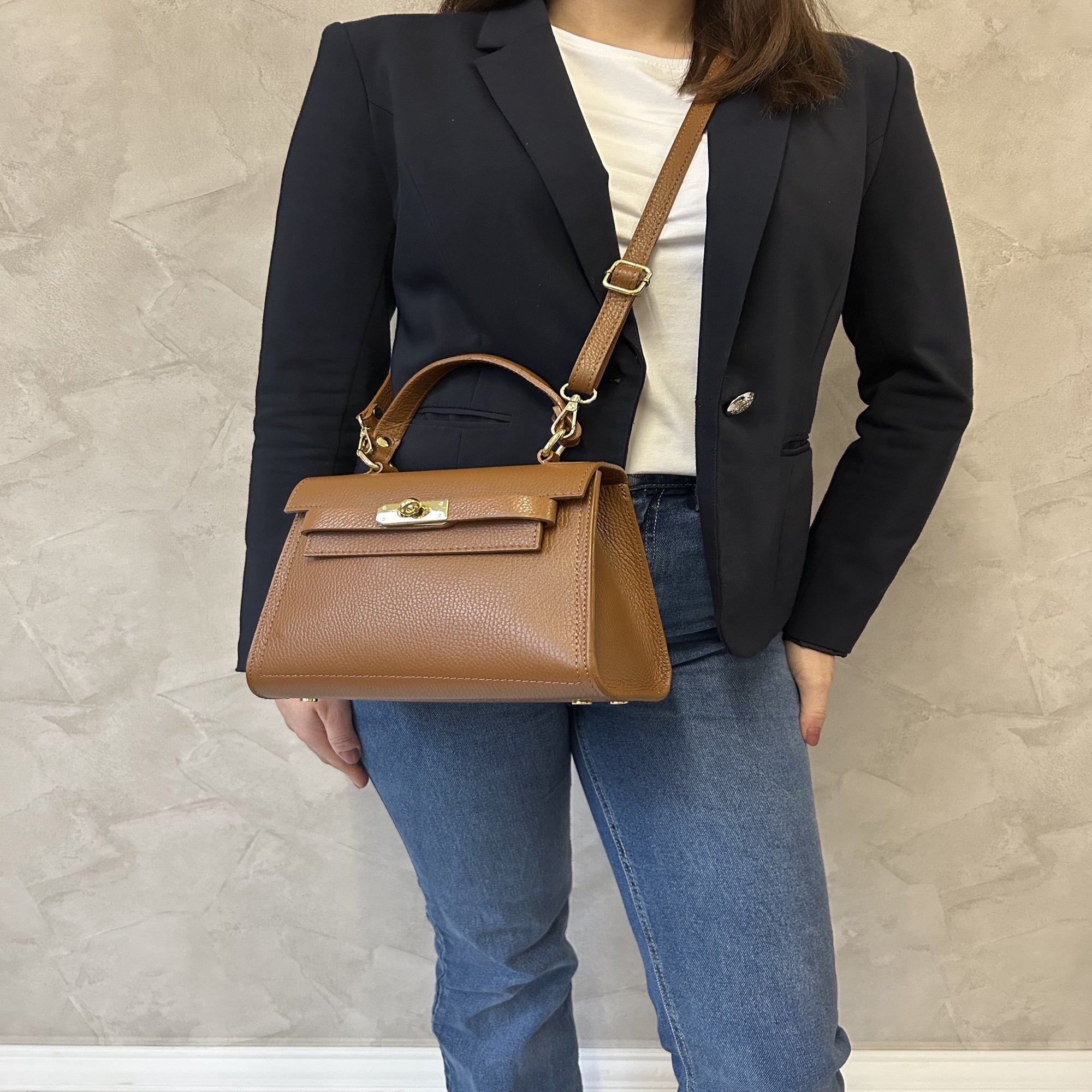 Karmelowy torebka kuferek, na modelce crossbody