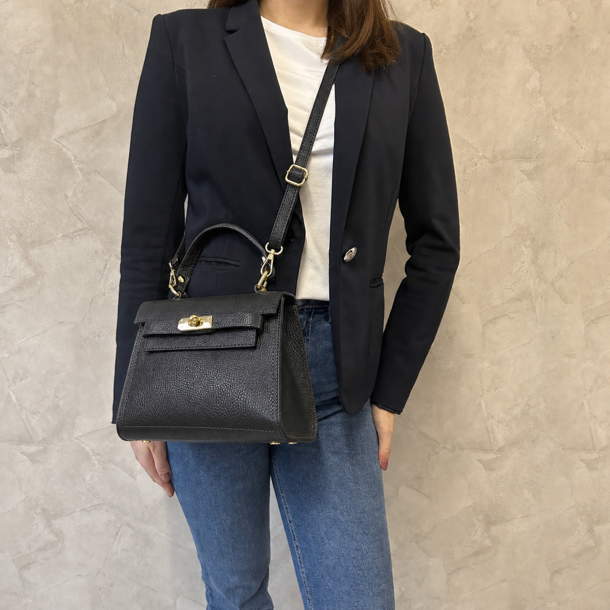 Czarny torebka kuferek, na modelce crossbody