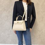 Kremowy torebka kuferek, na modelce crossbody