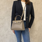 Taupe torebka kuferek, na modelce crossbody