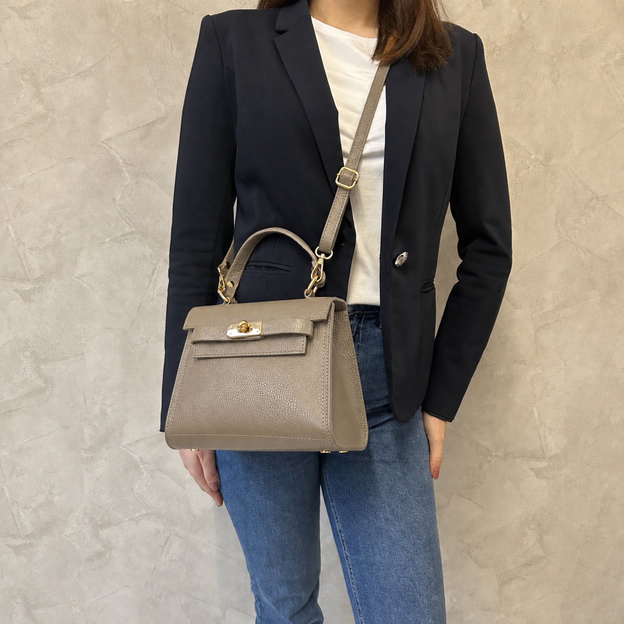 Taupe torebka kuferek, na modelce crossbody