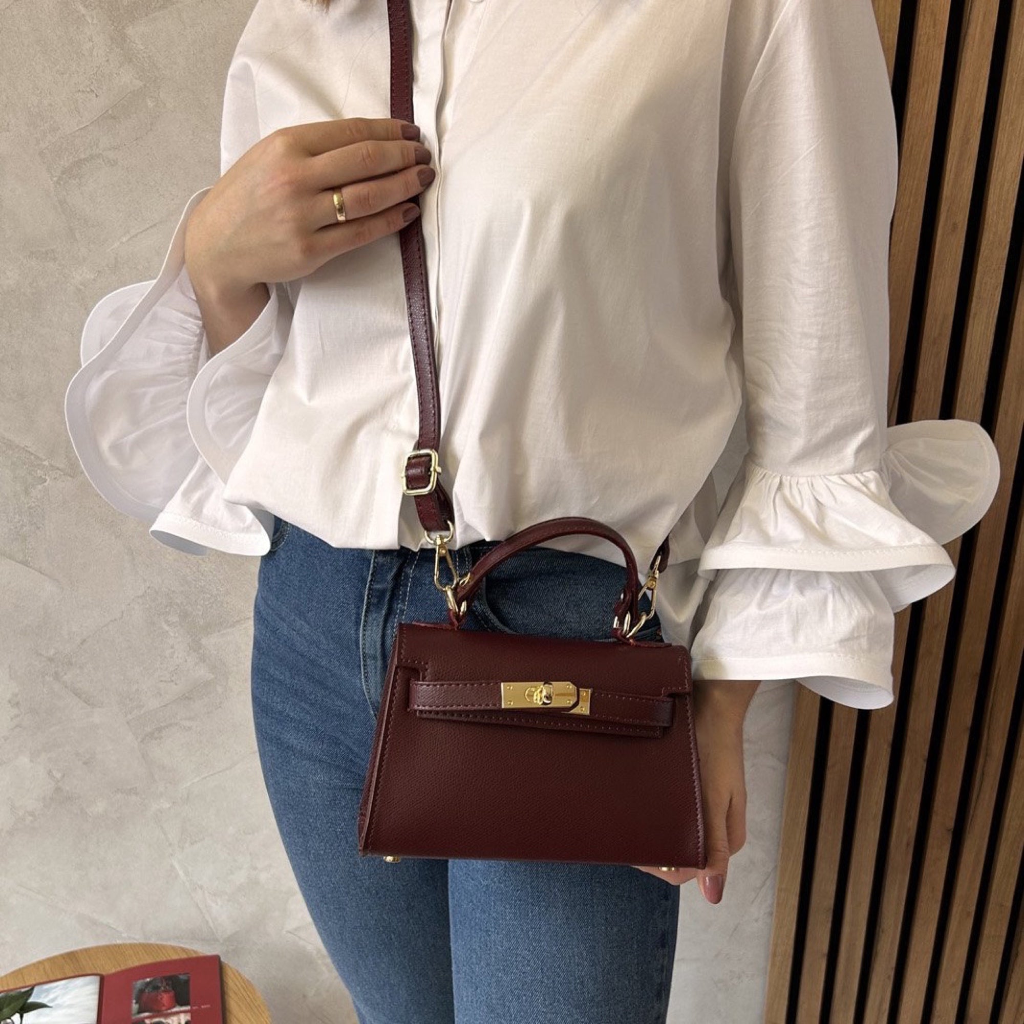 Bordowy mini torebka kuferek, na modelce crossbody