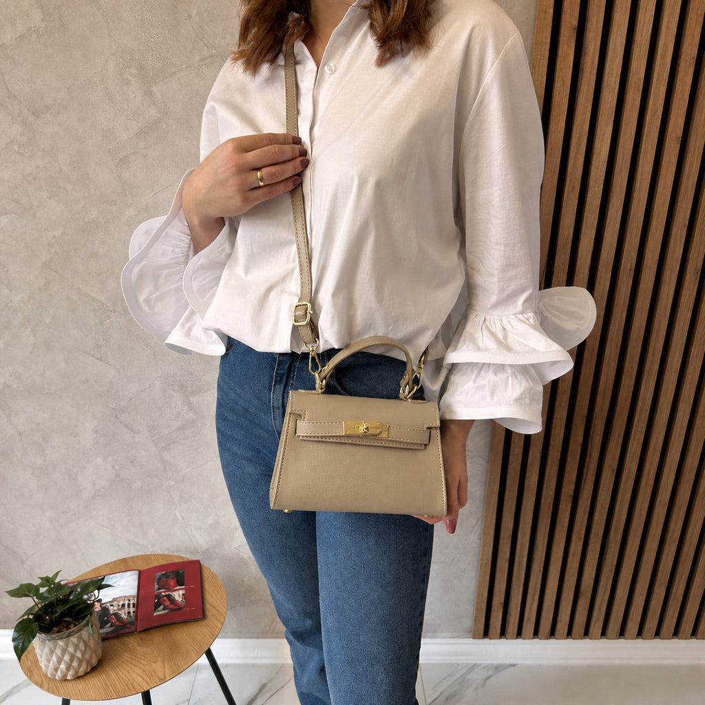 Ciemny beż mini torebka kuferek, na modelce crossbody