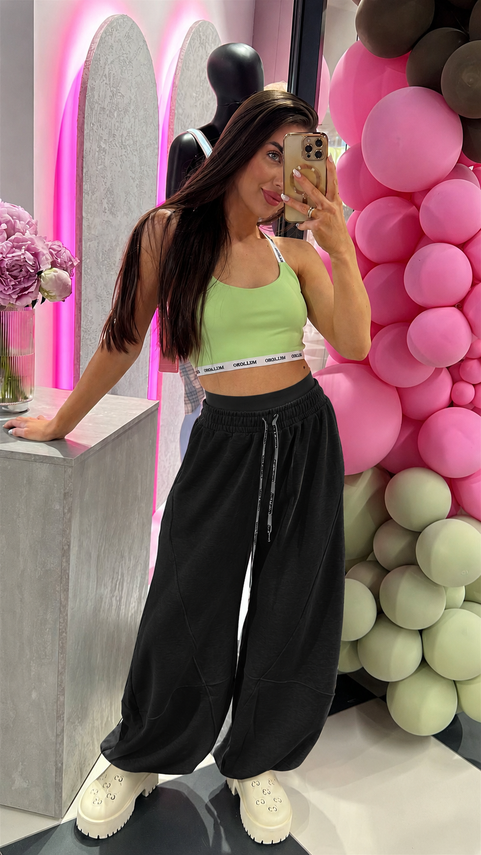 Czarny joggery balonowe, przód na modelce