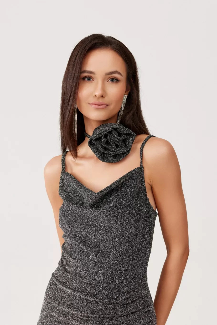 Ciemne srebro sukienka brokatowa midi z różą 3D, róża jako choker