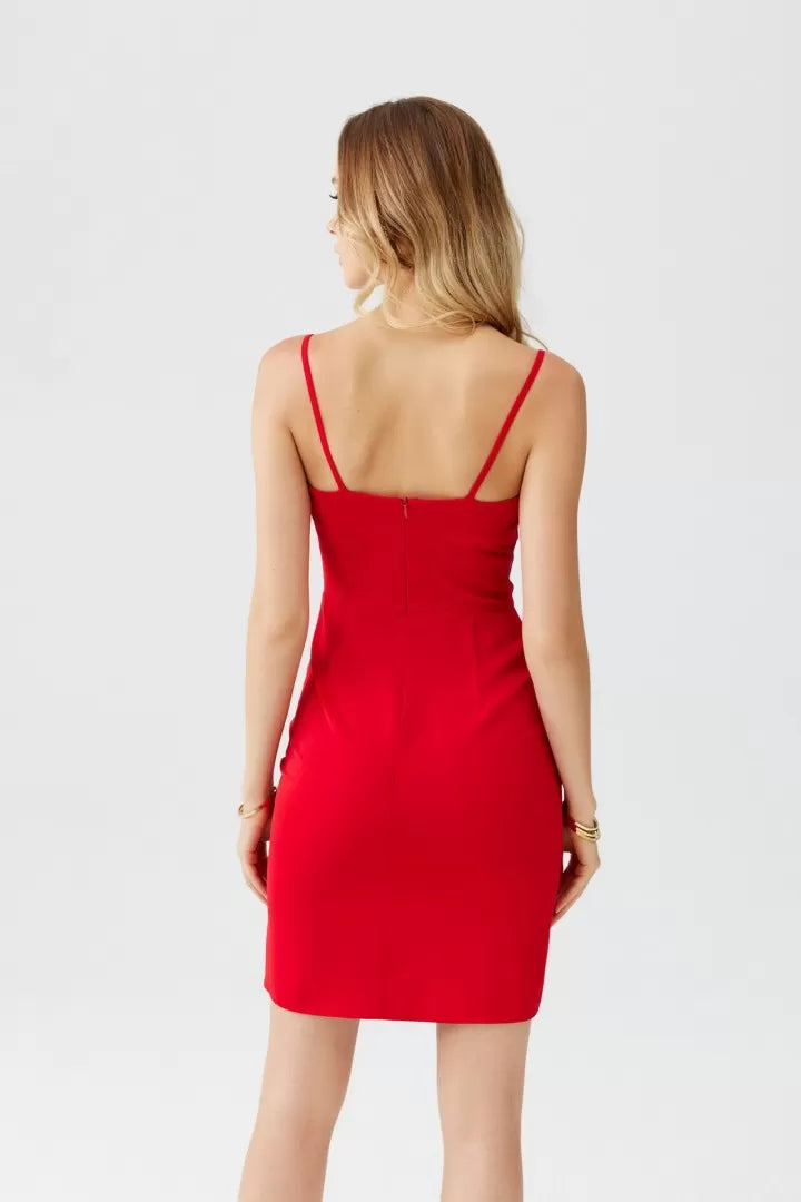 Czerwony wariant sukienki mini na ramiączkach, tył