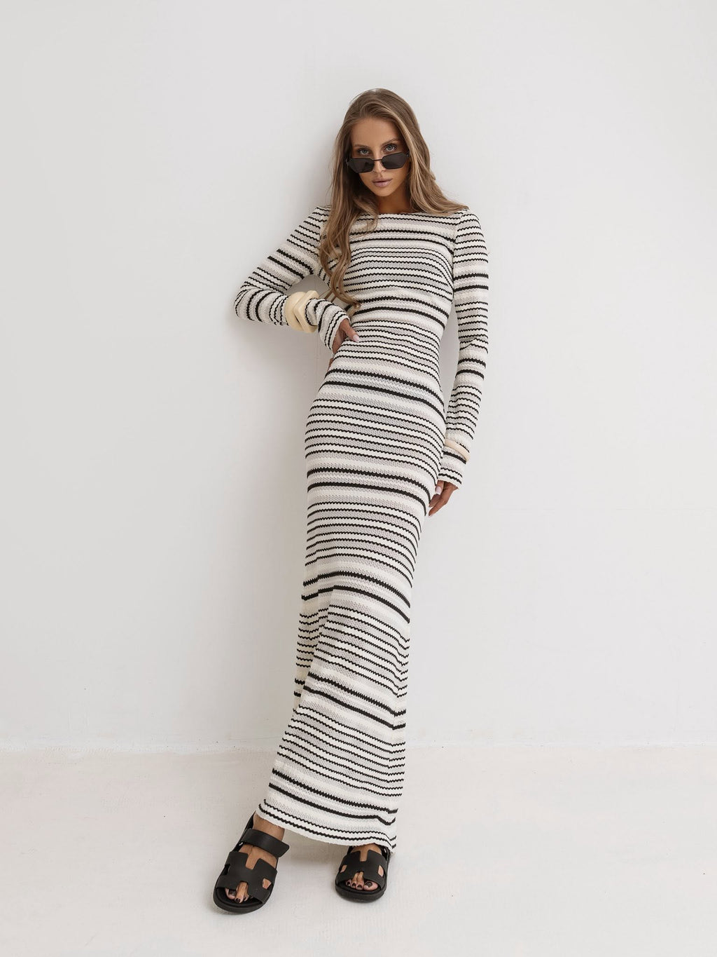 Ecru-czarny wariant sukienki maxi w paski, przód na modelce