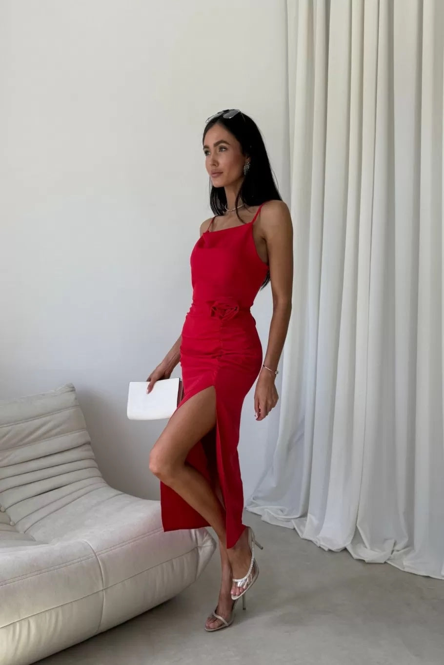 Czerwony wariant sukienki midi z różą 3D, przód