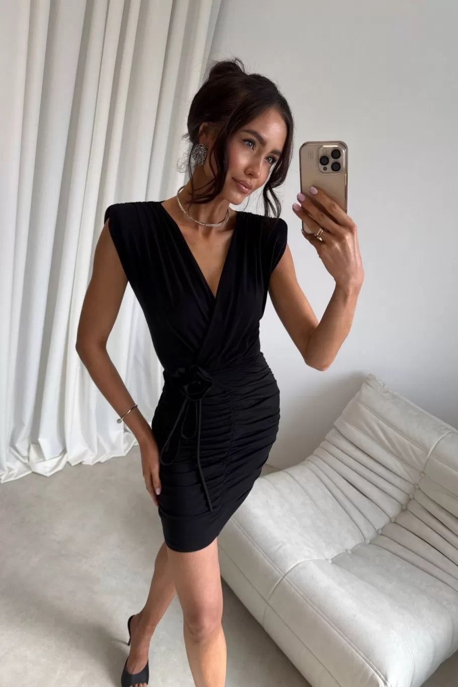Czarny wariant sukienki mini, ujęcie selfie z różą 3D w talii
