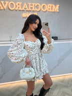 Biały sukienka mini w kwiaty bufiaste rękawy, przód na modelce
