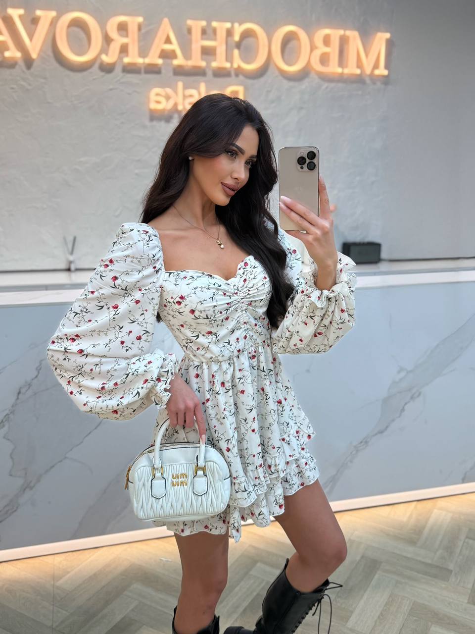 Biały sukienka mini w kwiaty bufiaste rękawy, przód na modelce