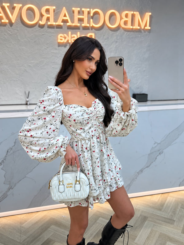 Biały sukienka mini w kwiaty bufiaste rękawy, przód na modelce