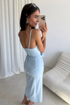Błękitny wariant sukienki midi z różą 3D, detal