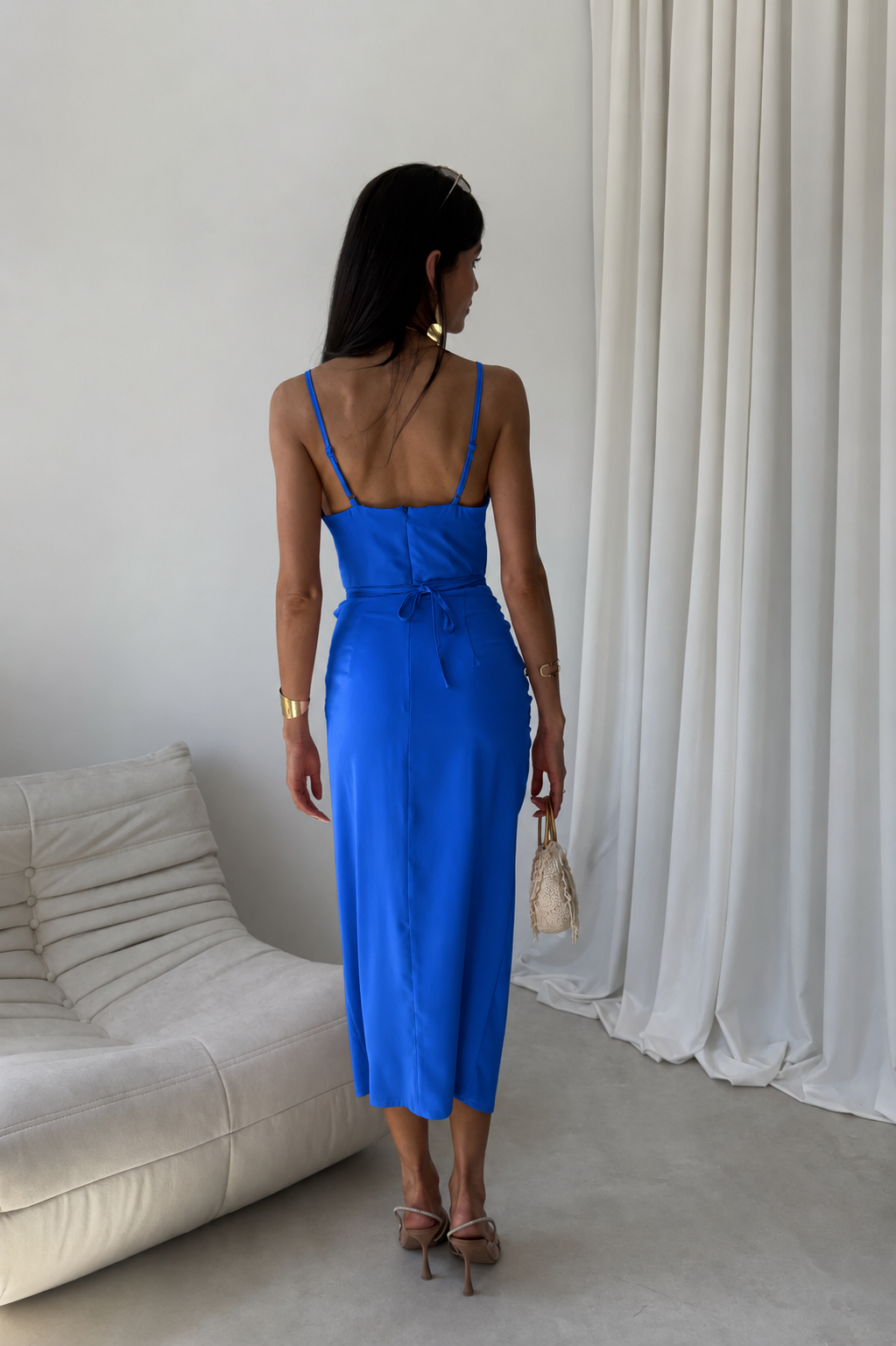 Kobaltowy wariant sukienki midi z różą 3D, tył