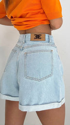 Jasnoniebieski szorty jeansowe mom fit, tył