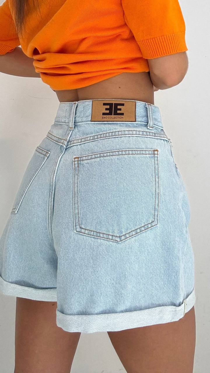 Jasnoniebieski szorty jeansowe mom fit, tył