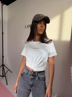 Biały wariant T-shirtu wydłużonego z haftem, stylizacja z jeansami