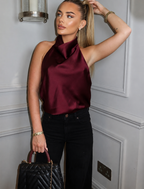 Bordowy top satynowy halter z wodospadowym dekoltem, przód na modelce